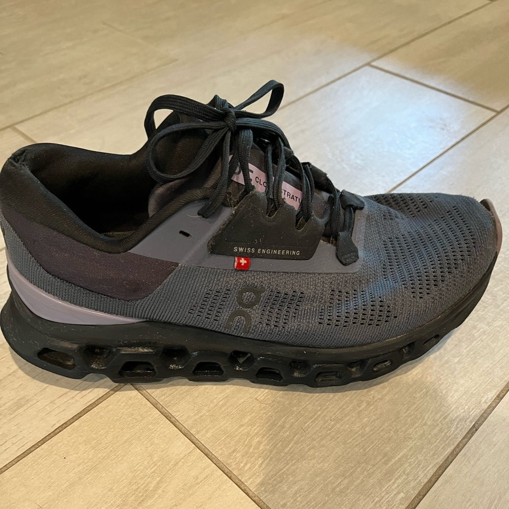 On Women’s Cloudstratus 3 Size 7.5
